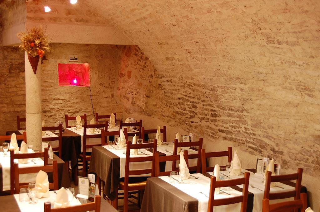 Hotel du Donjon Champlitte-et-le-Prélot Buitenkant foto