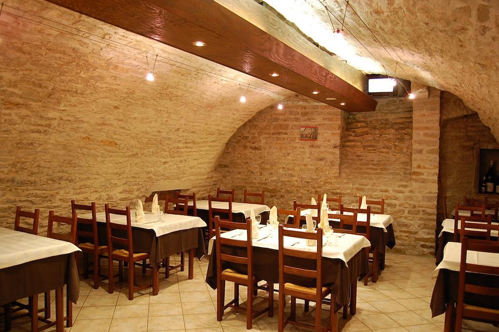 Hotel du Donjon Champlitte-et-le-Prélot Buitenkant foto