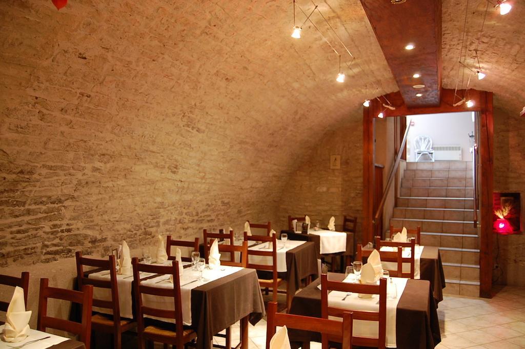 Hotel du Donjon Champlitte-et-le-Prélot Buitenkant foto